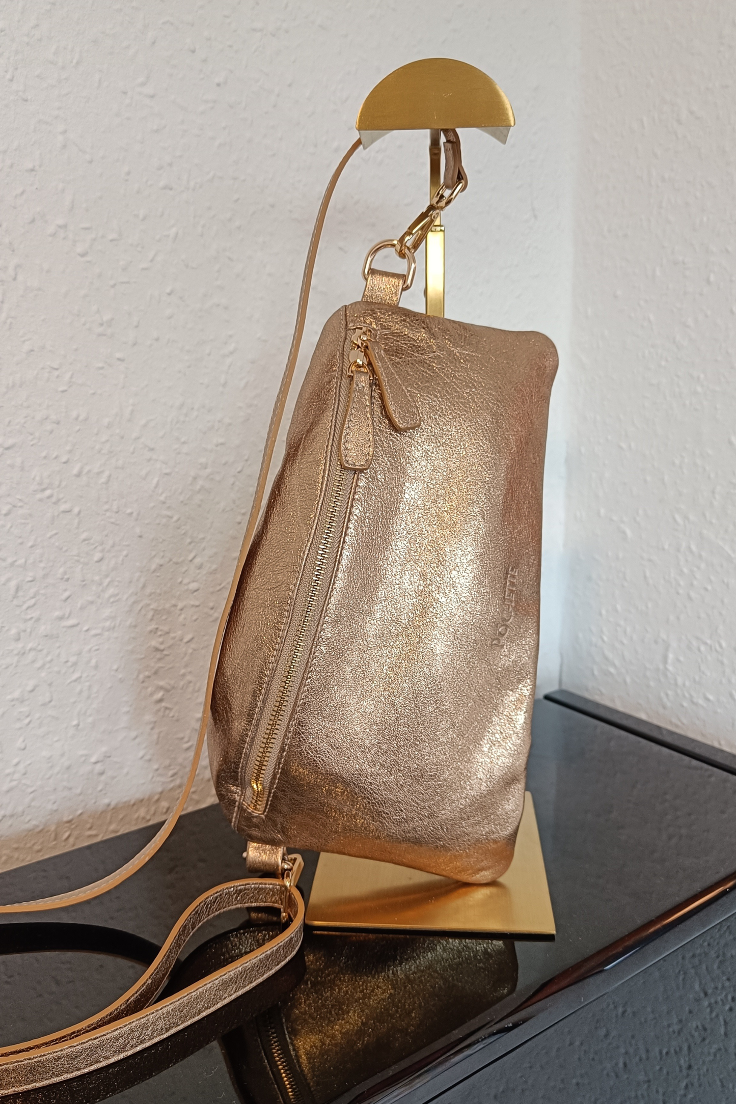 Póchette Statement Sparkle Póca handbag in Gold on a gold stand