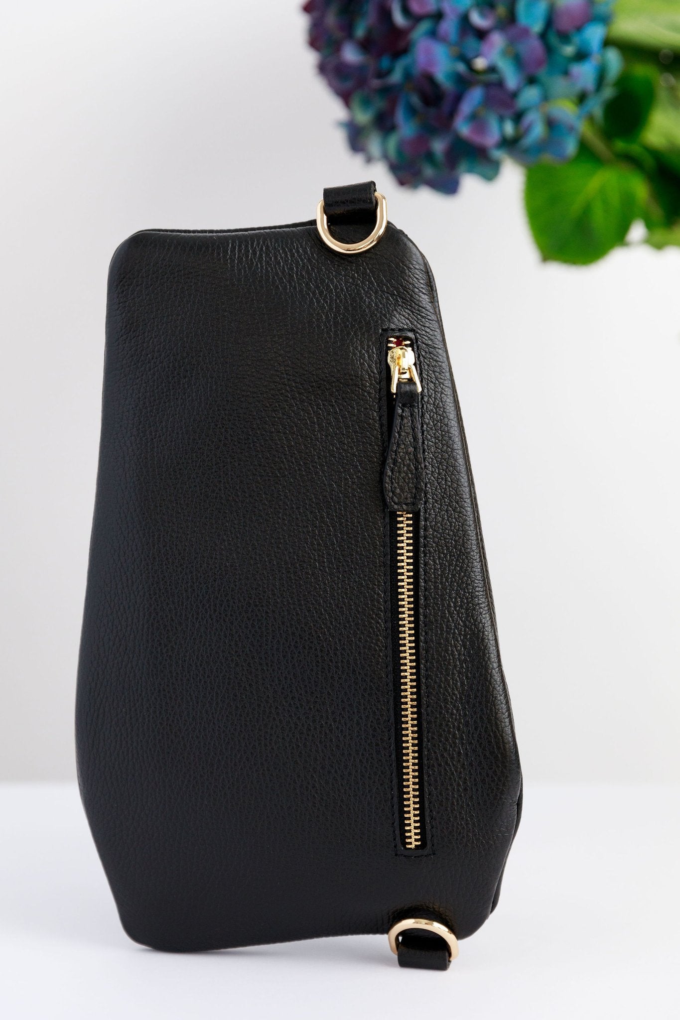 Black Póca handbag with gold zip