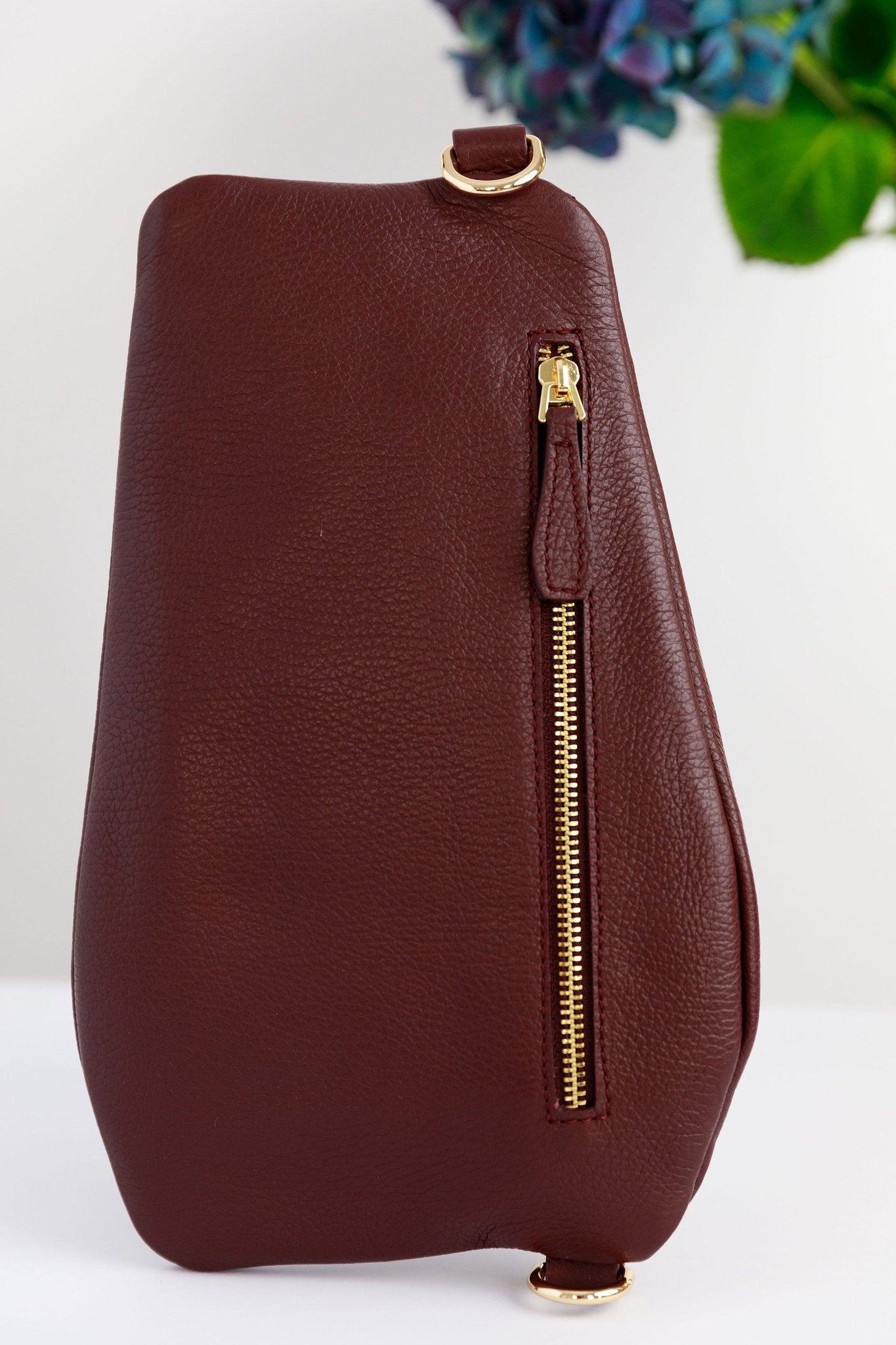 Burgundy Póca handbag with gold zip
