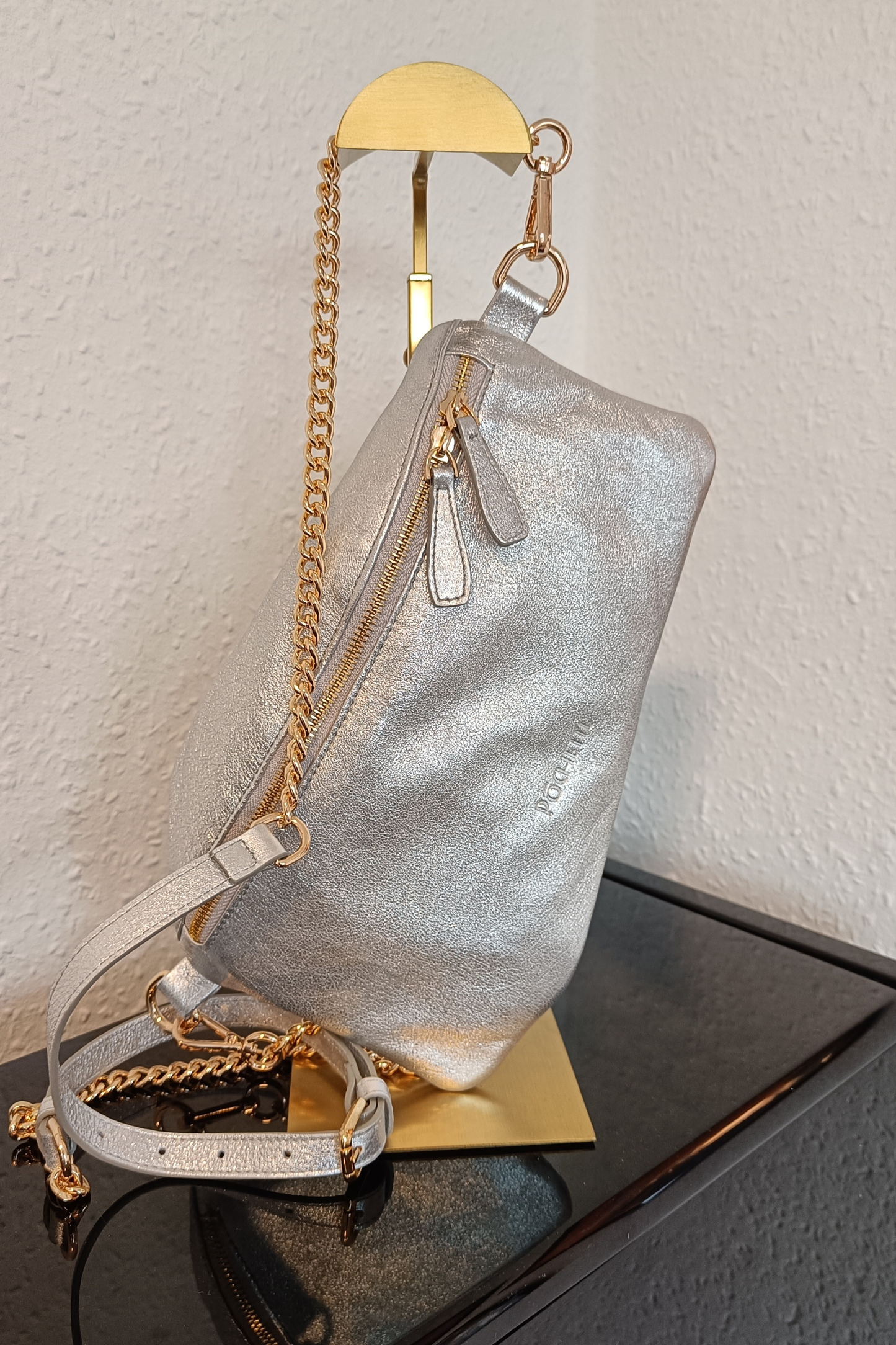 Póchette Luxe Sparkle Sparkle Póca in Silver on a gold stand