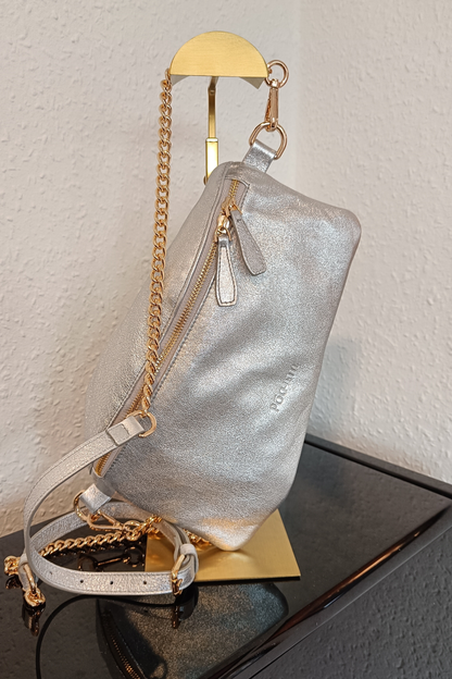 Póchette Luxe Sparkle Sparkle Póca in Silver on a gold stand