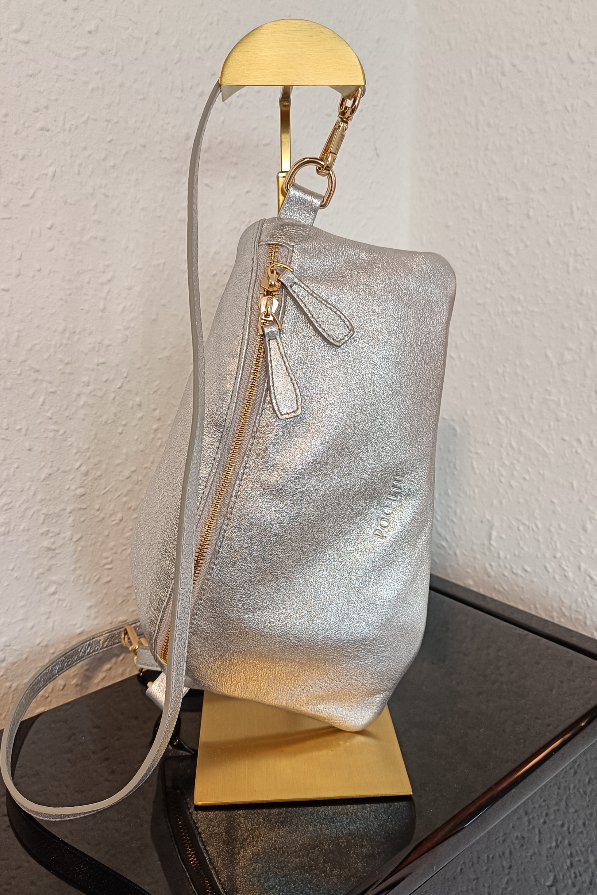 Póchette Refined Sparkle Handbag Póca in Silver on a gold stand