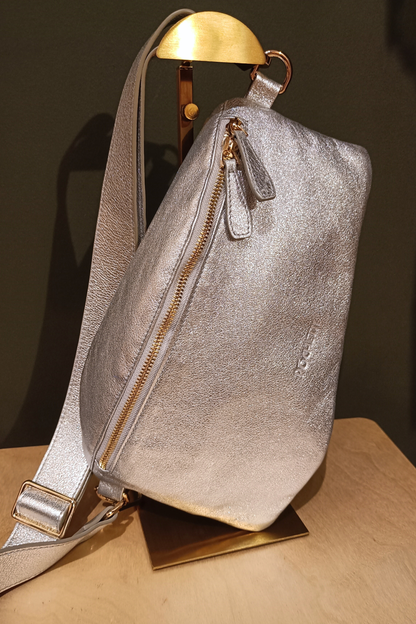 Pochette Sparkle Poca Handbag in Silver on a gold stand