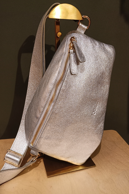 Pochette Sparkle Poca Handbag in Silver on a gold stand